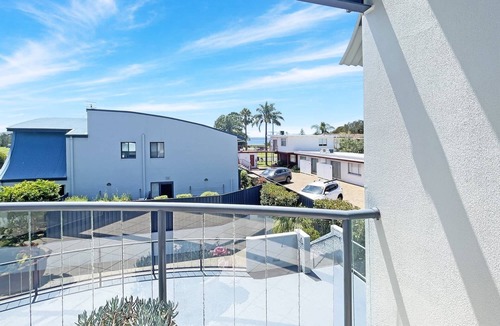 Batehaven Apartment | Beachside 3-Bed Apartment with Garage Parking