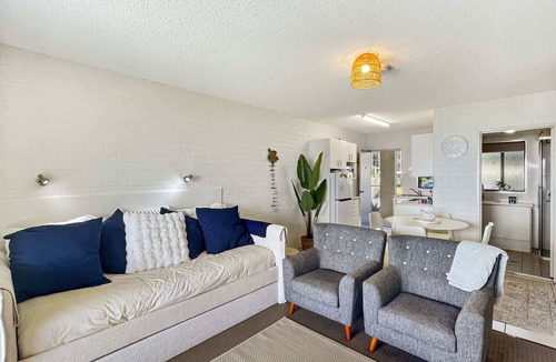 Batehaven Apartment | Beachside Apartment Overlooking Casey’s Beach