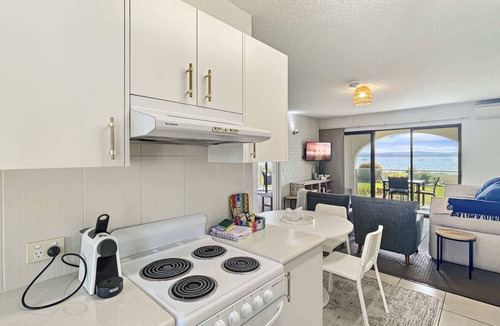 Batehaven Apartment | Beachside Apartment Overlooking Casey’s Beach
