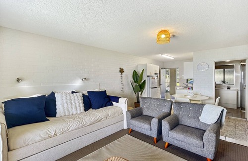 Batehaven Apartment | Beachside Apartment Overlooking Casey’s Beach