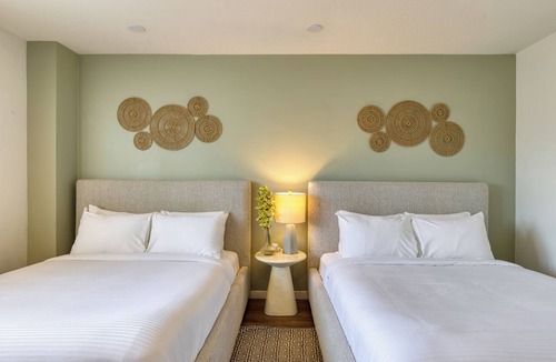 Diamond Crestview Hotel | Beachside Boutique Hotel + Pool + Hot Tub + Rooftop| The Mara by AvantStay