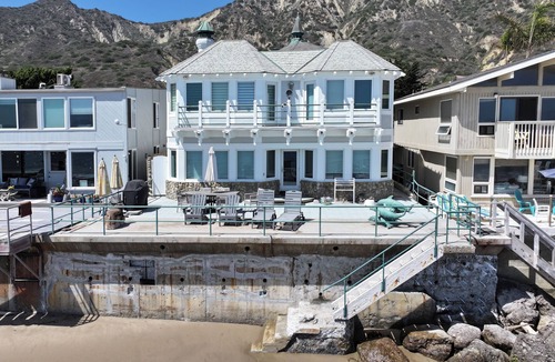 Faria Beach House | Beachside Luxury – Oceanfront - The Shoreline - 4-bedroom house with WiFi and AC