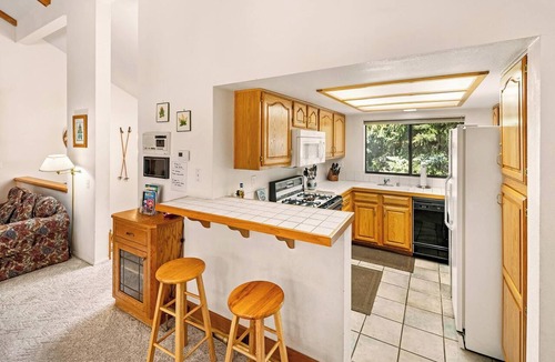 Big Bear Lake Condo | Bear House by Destination Big Bear : Walk to Bear Mtn Resort! Views! BBQ! Cable TV! Garage Parking! 2 Master Suites!
