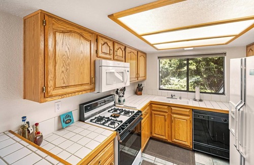 Big Bear Lake Condo | Bear House by Destination Big Bear : Walk to Bear Mtn Resort! Views! BBQ! Cable TV! Garage Parking! 2 Master Suites!