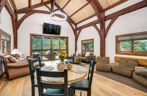 Sutter Creek House | Bear Lodge Waterfront Cabin w/Level 2 EV Charger