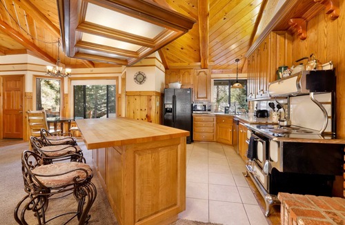 Fox Farm Cabin | Bearfoot Lodge - Cozy - Your Seasonal Big Bear Escape!