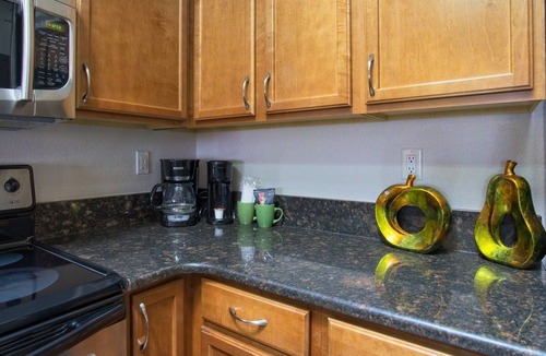 Lake Havasu City Villa | Beautiful 1 Bdrm Villa! Overlooks Pool with 44' Deep 13'6" High Attached Garage