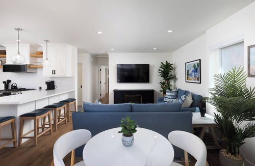 West Newport Apartment | Beautiful 2-BDR apartment on Newport Island with AC & Garage parking