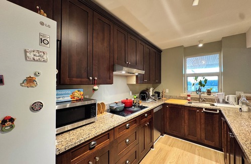 White Rock Apartment | Beautiful 2-bedroom residence in charming White Rock near the beach