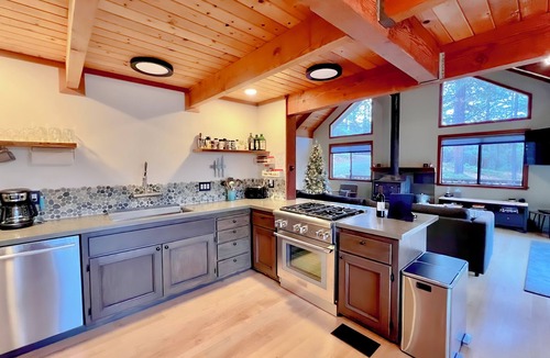 Arnold Ski Chalet | Beautiful 3-bedroom chalet—sleeps 8—just 40 mins from Bear Valley/Lake Alpine