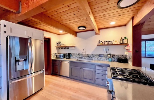 Arnold Ski Chalet | Beautiful 3-bedroom chalet—sleeps 8—just 40 mins from Bear Valley/Lake Alpine