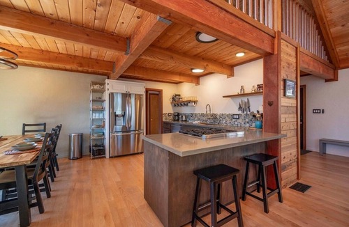 Arnold Ski Chalet | Beautiful 3-bedroom chalet—sleeps 8—just 40 mins from Bear Valley/Lake Alpine