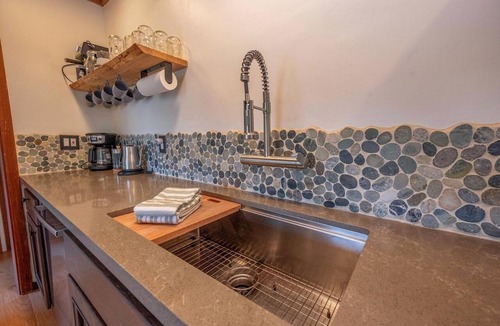 Arnold Ski Chalet | Beautiful 3-bedroom chalet—sleeps 8—just 40 mins from Bear Valley/Lake Alpine