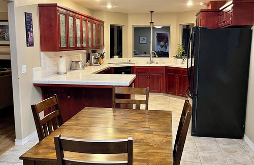Raisin House | Beautiful 3-bedroom house with WiFi and AC in peaceful neighborhood