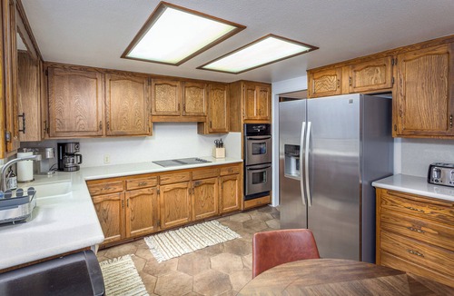 Three Rivers House | Beautiful 4-bedroom close to Sequoia Nat’l Park w/WiFi, Pool, Spa, Pet Friendly