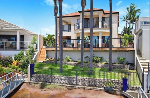 Bundall House | Beautiful and Modern Family Home with Heated Pool - Water View