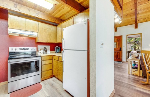 Arnold Cabin | Beautiful Blue Lake Springs cabin with fireplace, deck, and private W/D