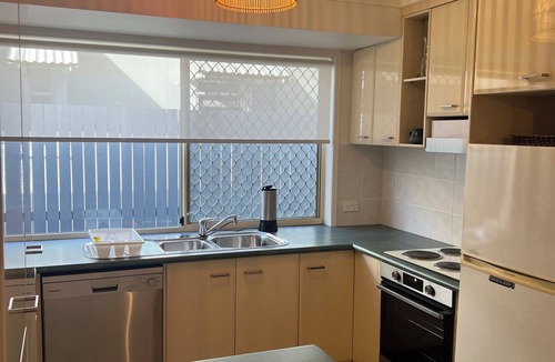 Burleigh Waters Villa | Beautiful Bright Burleigh Base with Beaches, boutiques, brunches and beyond.