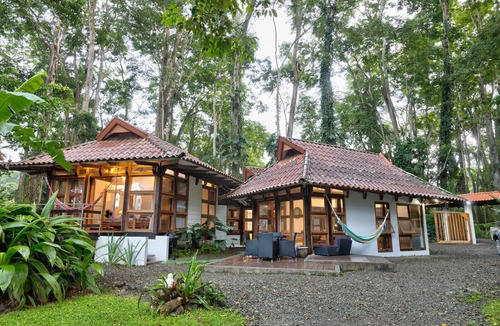 Cocles House | Beautiful bungalow set in a beach front tropical garden