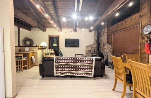Arnold Ski Chalet | Beautiful Cabin Nestled in Trees (Dogs welcome)