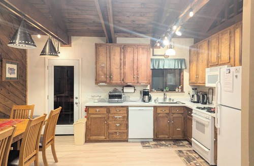 Arnold Ski Chalet | Beautiful Cabin Nestled in Trees (Dogs welcome)