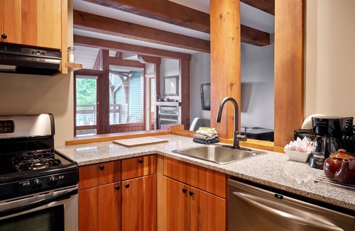 Ucluelet Apartment | Beautiful Condo in a Great Location, Oceanfront Complex - OE