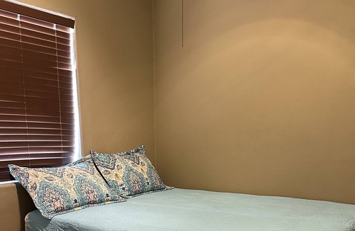 Imperial House | Beautiful Country Home w/King Beds, free wifi & free parking