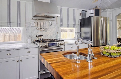 St. Helena House | BEAUTIFUL DOWNTOWN SAINT HELENA FARMHOUSE