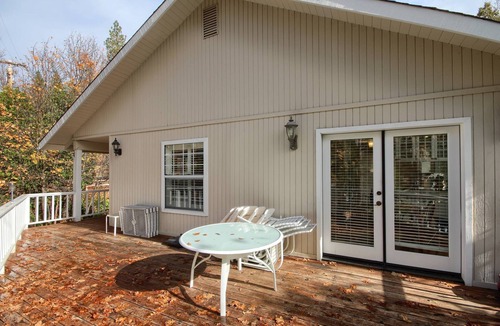 Bass Lake House | Beautiful Family Cabin - Short drive to Bass Lake Beaches - 2100 sq ft