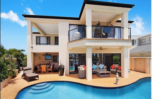 Bundall House | Beautiful Family Home with Heated Pool on the Water