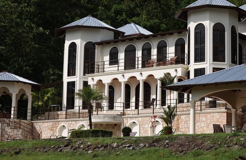Ballena Villa | Beautiful home and gardens near the beach
