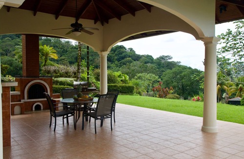 Ballena Villa | Beautiful home and gardens near the beach