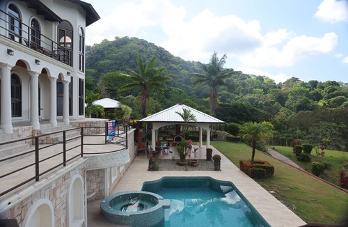 Ballena Villa | Beautiful home and gardens near the beach