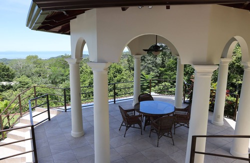 Ballena Villa | Beautiful home and gardens near the beach