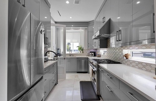 Surrey Newton House | Beautiful, luxurious mega house with 6 Bedrooms and 8 Bathrooms