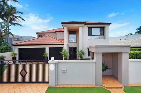 Bundall House | Beautiful, Luxury, Water Front with Pool House (close to all amenities)