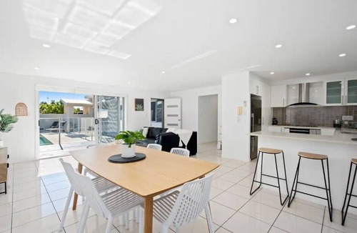 Mermaid Waters House | Beautiful Mermaid Beach Retreat