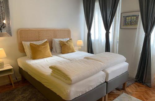 Paco De Arcos House | Beautiful Private Room next to Lisbon