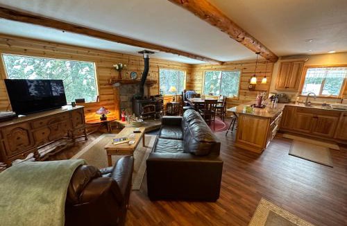Ponderosa Ski Chalet | Beautiful Sierra Mountain Cabin