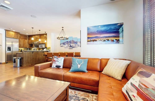 Woodwinds House | Beautiful Spacious Modern, On Golf Course! Private Hot Tub, Grill, Game Room