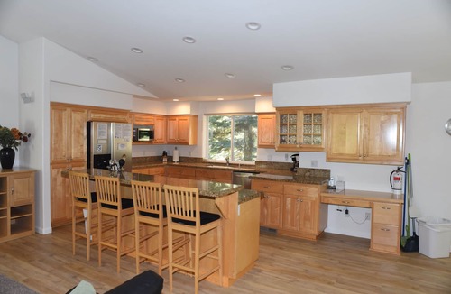 Pioneer Trail House | Beautiful Tahoe Chalet, 5 BR, 3 Bath, Hot Tub, Jacuzzi Bath, 3 Spacious Decks