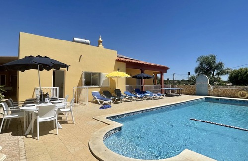 Albufeira Villa | Beautiful Villa with Relaxing Atmosphere. 4 Bedrooms, 4 Bathrooms, Large & Fenced Pool 8-10 persons