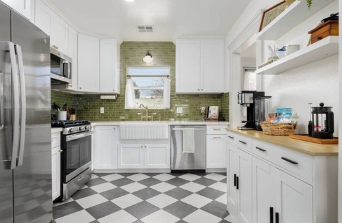 Visalia House | Beautifully restored historic home walking distance to downtown and easy access to the 198, shopping and restaurants.