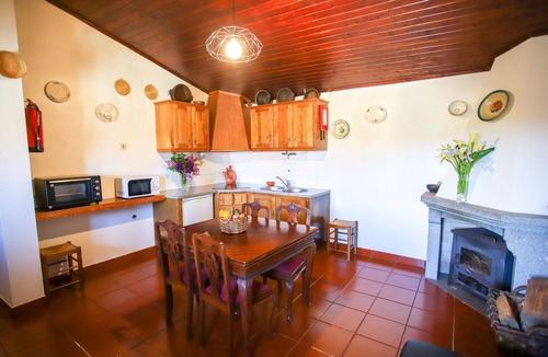 Sortelha Bed & Breakfast | Bed and Breakfast 'Casa Da Lagariça - Sortelha' with Private Garden, Wi-Fi and Air Conditioning