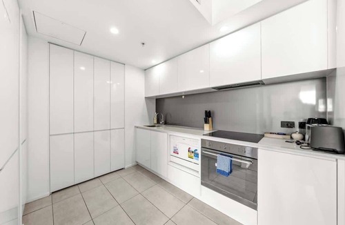 Bowen Hills Apartment | Belise - Executive 8th Floor Apt for 2!