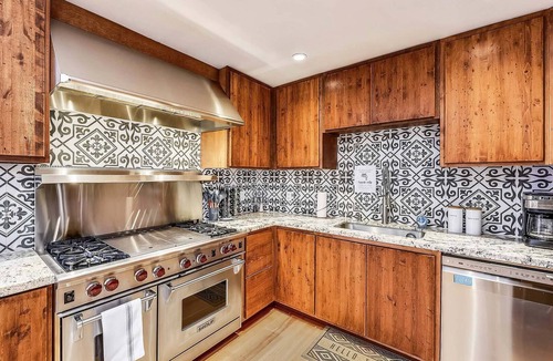 Northwood House | Bella Vita ~ High-End Bungalow with Private Yard