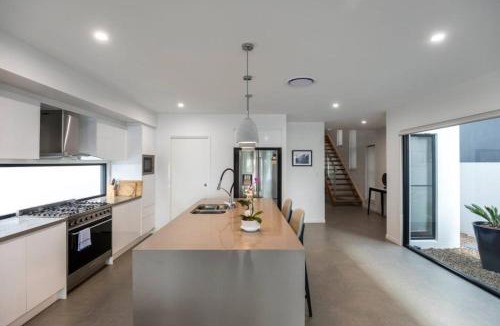 Helensvale House | Belle Vista - Luxury Canal Front Home near Theme Parks with Pool