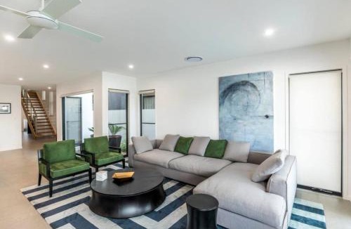 Helensvale House | Belle Vista - Luxury Canal Front Home near Theme Parks with Pool