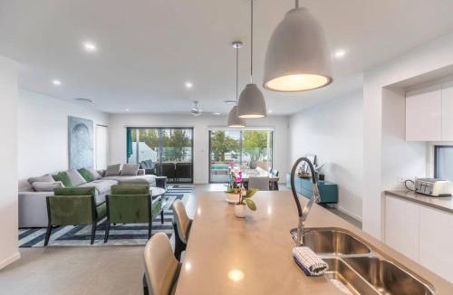 Helensvale House | Belle Vista - Luxury Canal Front Home near Theme Parks with Pool