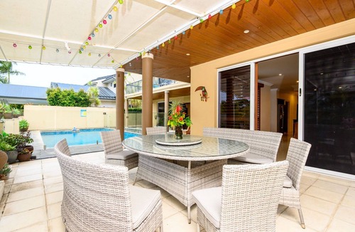 Sorrento House | Benowa Bliss Retreat - Waterfront with Skyline Views